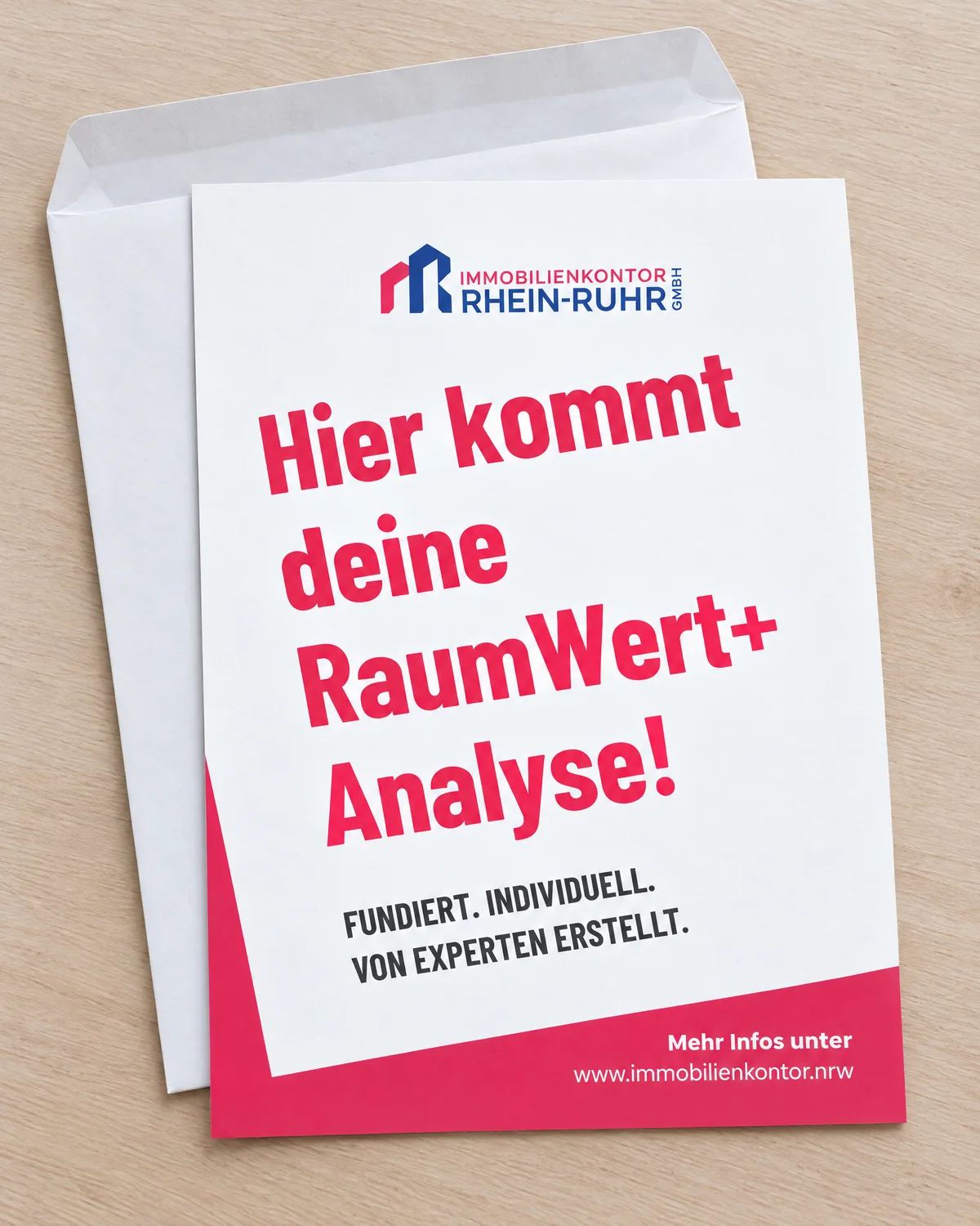 RaumWert+ Analyse als gedrucktes Blatt vor einem offenen DIN-A4-Briefumschlag